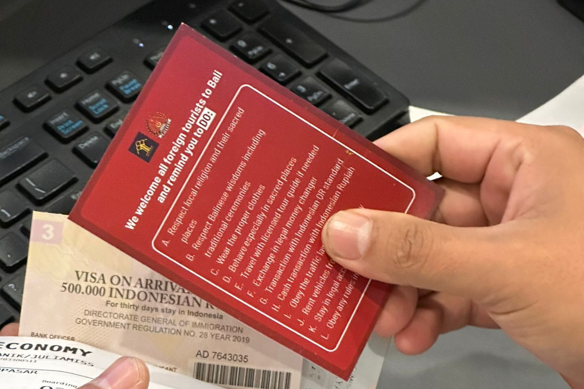 Selebaran berisi aturan berperilaku bagi wisatawan mancanegara yang diselipkan di paspor pada saat pemeriksaan identitas dan dokumen keimigrasian di area kedatangan Internasional Bandara Ngurah Rai. /Dok. Humas Kanwil Kemenkumham 