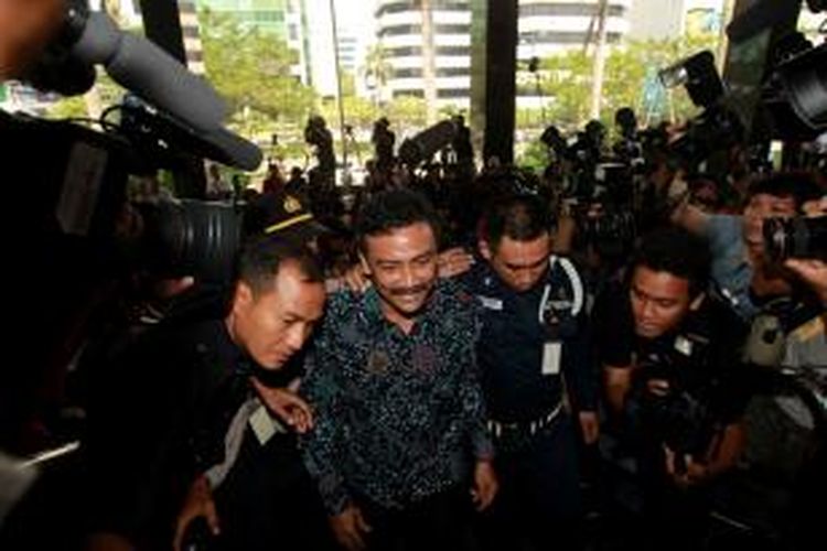 Mantan Menteri Pemuda dan Olahraga, Andi Mallarangeng tiba di Gedung Komisi Pemberantasan Korupsi, Jakarta, Jumat (11/10/2013). Ia diperiksa sebagai tersangka kasus dugaan korupsi pengadaan sarana dan prasarana Hambalang.  
