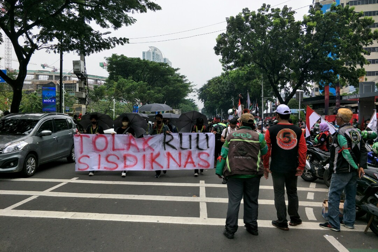 Sejumlah pelajar mengatasnamakan kelompok Pelajar Islam Indonesia menggelar aksi demonstrasi di depan Gedung DPR/MPR RI untuk menolak RUU Sisdiknas, Senin (29/8/2022).