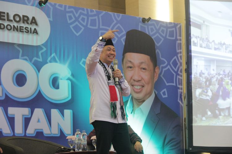 Ketua Umum Partai Gelombang Rakyat (Gelora) Indonesia, Anis Matta, saat berbincang dengan para kiai akar rumput dan kader Partai Gelora dalam Dialog Keumatan di Kota Bandung, Jawa Barat, Minggu (17/12/2023).