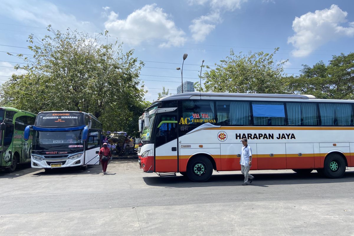 Aktivitas bus di Terminal Bungurasih Sidoarjo, Selasa (26/8/2025)