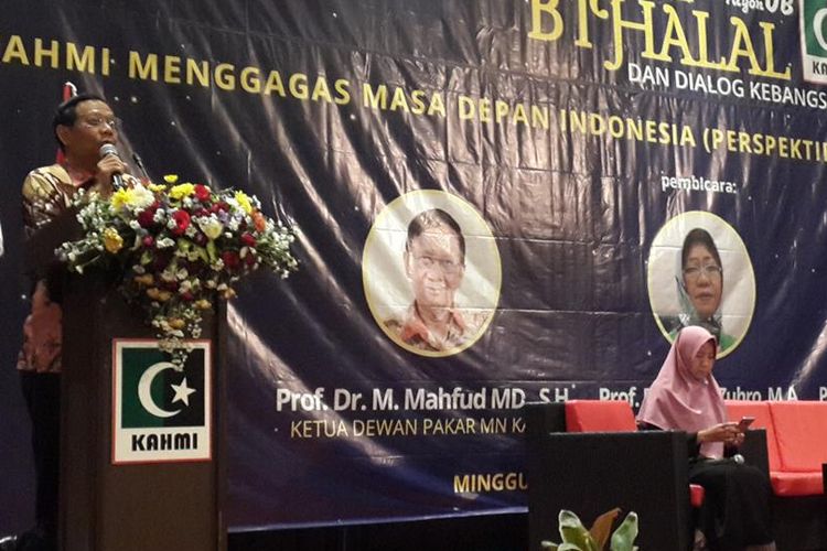 Mantan Ketua Mahkamah Konstitusi (MK), Mahfud MD saat menjadi pembicara dalan Halal bi Halal KAHMI Rayon Brawijaya di Kota Malang, Minggu (30/6/2019)