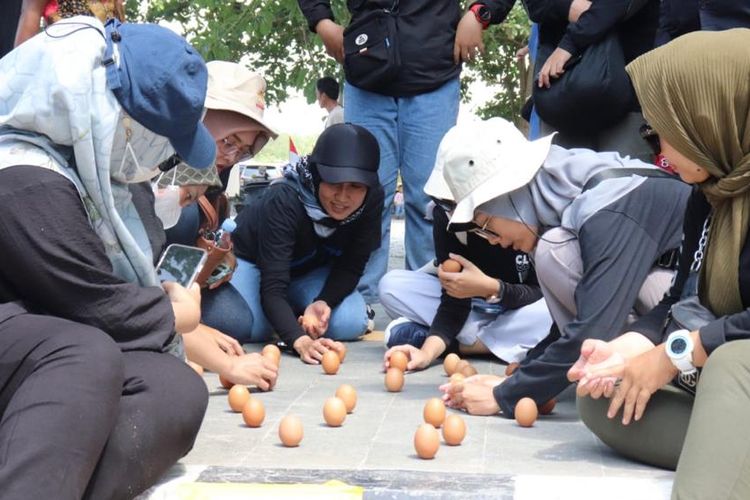 Tradisi mendirikan telur saat festival Pantai Pasir Padi di Kota Pangkalpinang, Kamis (22/6/2023).