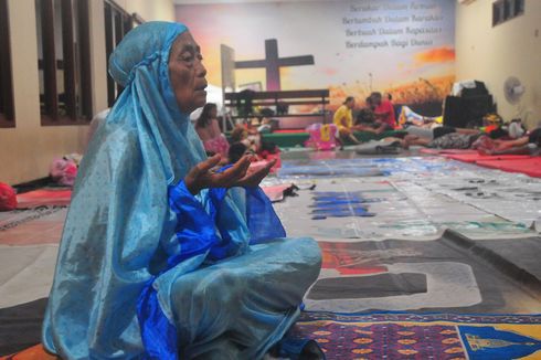 Saat Ibu-ibu Gereja Memasak Menu Buka Puasa untuk Pengungsi Banjir Kudus...