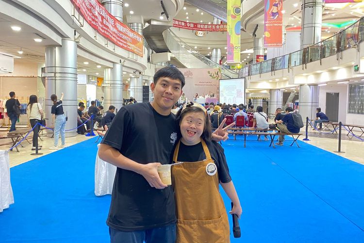 Thao Ziang (salah satu founder Treestori Coffee), bersama Barista ABK Barista Hebat