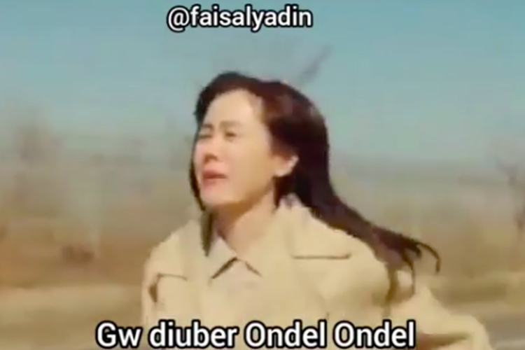 Parodi adegan dalam drama Korea Crash Landing On You. Memperlihatkan Yoon Se Ri dikejar ondel-ondel