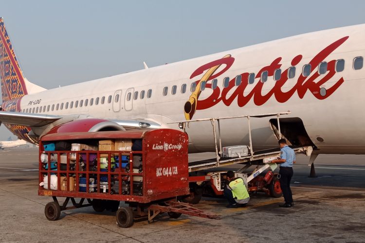 Proses bagasi Batik Air di terminal baru Bandara Ahmad Yani, Semarang, Kamis (19/7/2018).