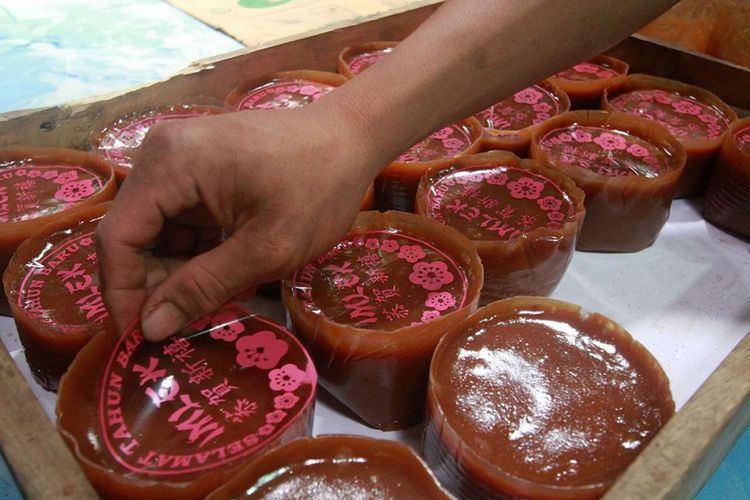 Proses pembuatan kue keranjang di industri rumah tangga milik Tan Joe Lie di di Jalan Veteran Gang Syukur 3, Pontianak, Kalimantan Barat, Kamis (8/2/2018). Kue keranjang merupakan penganan khas berbahan dasar ketan dan gula pasir yang selalu tersaji setiap perayaan Imlek.