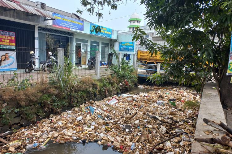 Tumpukan sampah styrofoam di Kali Licin, Jalan Pramuka, Mampang, Pancoran Mas, Depok pada Rabu (13/7/2022).