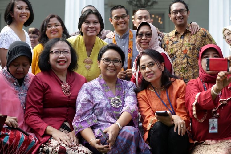 Menteri Luar Negeri Republik Indonesia, Retno Marsudi bersama pegawai Kementerian Luar Negeri mengenakan baju daerah untuk memperingati Hari Kartini di Gedung Pancasila, Kementerian Luar Negeri, Jakarta, Jumat (21/4/2017). KOMPAS IMAGES/KRISTIANTO PURNOMO