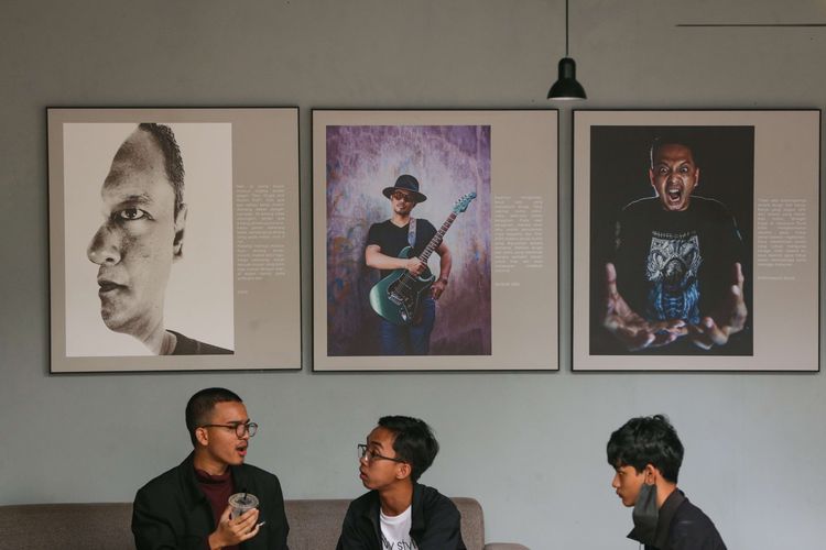 Pameran foto bertajuk ''Explain'' karya fotografer Tjandra Moh Amin digelar di Digra Coffee, Lebak Bulus, Jakarta, Senin (27/6/2022). Pameran ''Explain'' menampilkan 27 karya foto portrait musisi sebagai bentuk kampanye bahaya narkoba dan menepis stigma diskriminasi terhadap ODHA khususnya terhadap Anak-anak Dengan HIV dan AIDS (ADHA).