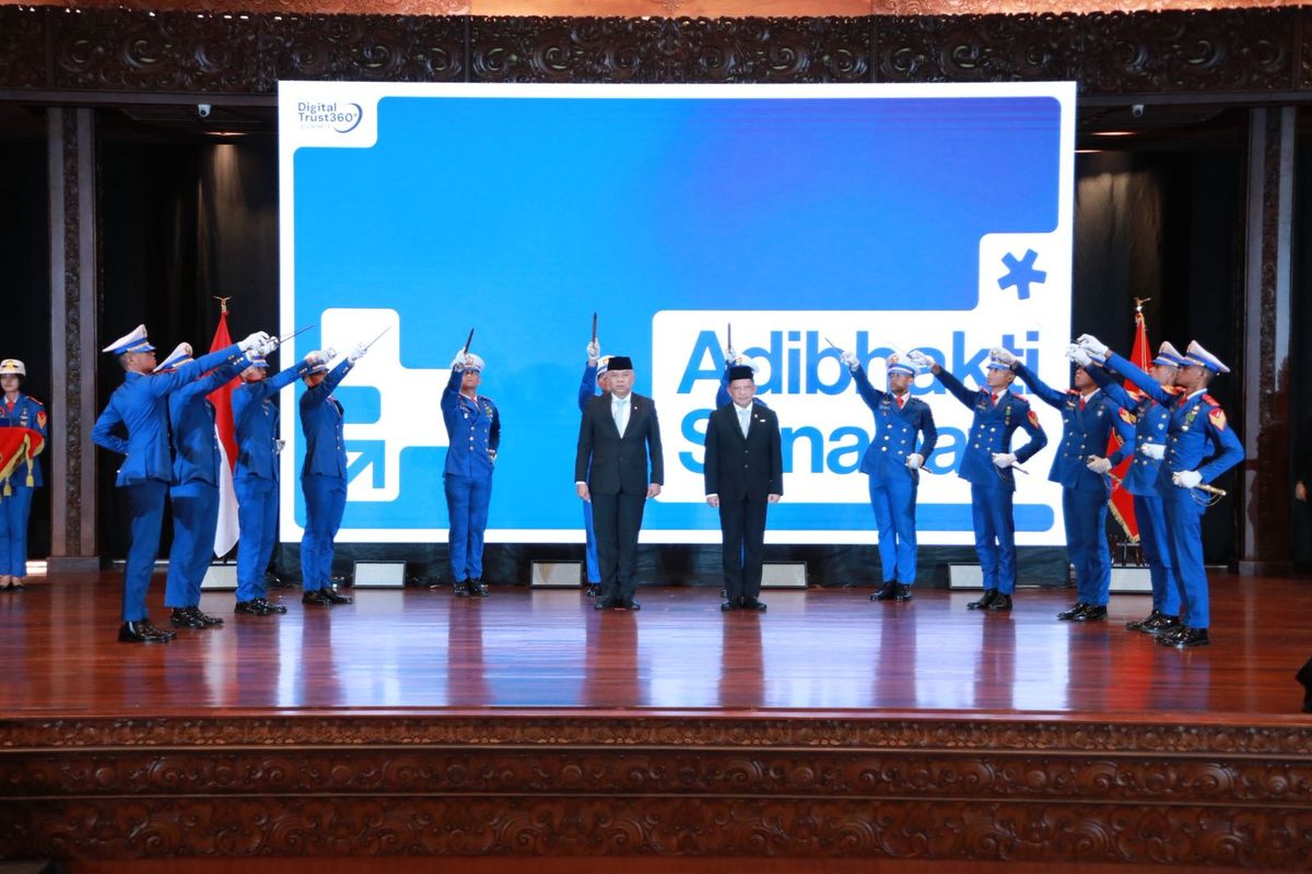 Menteri Dalam Negeri (Mendagri) Muhammad Tito Karnavian menerima penghargaan Adibhakti Sanapati dari Kepala BSSN Nugroho Sulistyo Budi kepada Tito pada acara Peluncuran Digital Trust 360&deg; Summit di Gedung Sasono Langen Budoyo, Taman Mini Indonesia Indah (TMII), Jakarta, Kamis (20/11/2025).