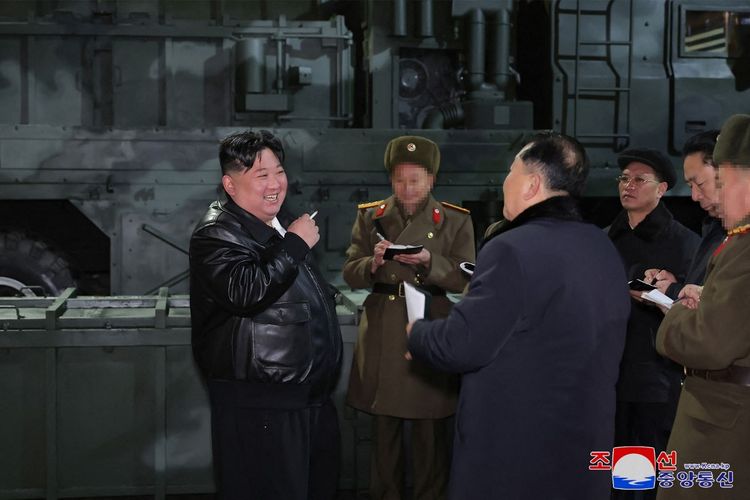 Foto tak bertanggal ini diambil oleh Kantor Berita Pusat Korea (KCNA) resmi Korea Utara dan dirilis pada 10 Januari 2024. Foto ini menunjukkan pemimpin Korea Utara Kim Jong Un (kiri) memeriksa pabrik amunisi besar untuk mempelajari produksi senjata dan peralatan di lokasi yang dirahasiakan di Korea Utara. 