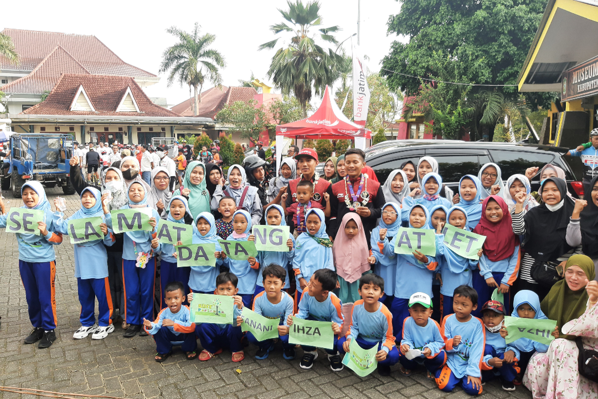 Pujaan baru warga Lumajang, Fanani dan Ihza peraih medali emas dan perak Sea Games 2021 Vietnam di KWT Lumajang, Sabtu (21/5/2022)