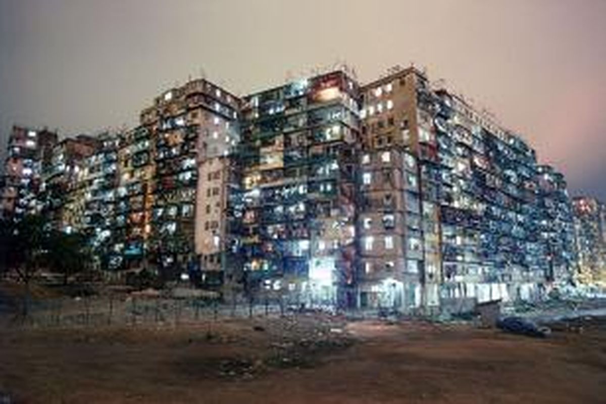 Di pengujung 1990-an, luas 6,5 hektar kawasan Kowloon Walled City, Hong Kong, menjadi rumah bagi setidaknya 33.000 orang, bahkan diperkirakan hingga 50.000 jiwa. 