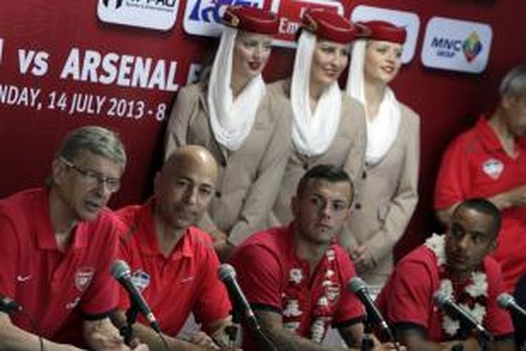 Manajer Arsenal, Arsene Wenger (kiri), saat jumpa pers di Bandara Halim Perdanakusuma, Jakarta Timur, Jumat (12/7/2013). Arsenal akan melakoni pertandingan uji coba melawan Indonesia Dream Team di Stadion Utama Gelora Bung Karno pada Minggu, 14 Juli mendatang. 