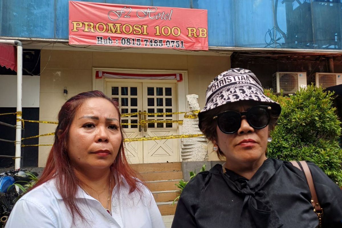 Salah satu pemilik F2 Hotel Melawai, Esther Winda (kiri) dan kuasa hukumnya bernama Bertua Diana Hutapea (kanan) saat ditemui di depan tempat kejadian perkara (TKP) kebakaran di Kelurahan Melawai, Kebayoran Baru, Jakarta Selatan,  Selasa (18/8/20223).
