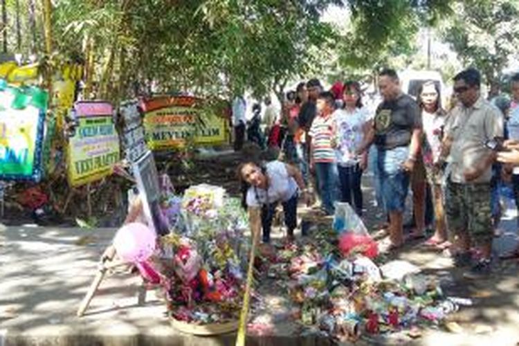 Lokasi di mana jasad bocah Engeline (8) ditemukan terkubur yakni di Jalan Sedap Malam, Denpasar, Bali, semakin menjelma menjadi objek wisata. Tak cuma warga sekitar, banyak turis yang sengaja singgah di kediaman Engeline tersebut.