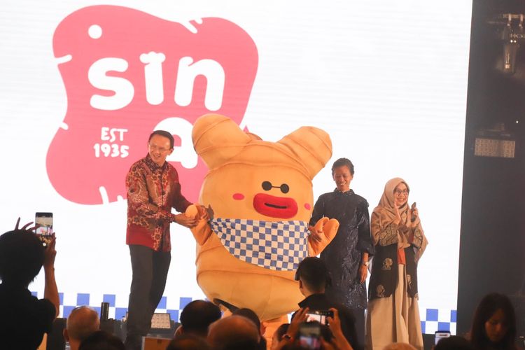 Direktur Utama PT Sindu Amritha Dyah Purwaningsih bersama Basuki Tjahaja Purnama dan Yuke Sri Rahayu saat peluncuran logo dan tagline baru permen jahe.