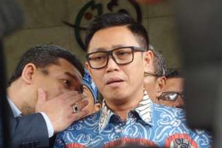 Anggota DPR RI Fraksi PAN Eko Hendro Purnomo alias Eko Patrio dan pengacaranya memberi penjelasan soal pemberitaan yang menuliskan bahwa dirinya menganggap penangkapan teroris merupakan pengalihan isu di Bareskrim Polri, Jakarta, Jumat (16/12/2016).