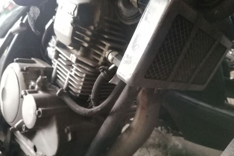 Sistem pendingin oil cooler dipasang pada sepeda motor Yamaha Scorpio