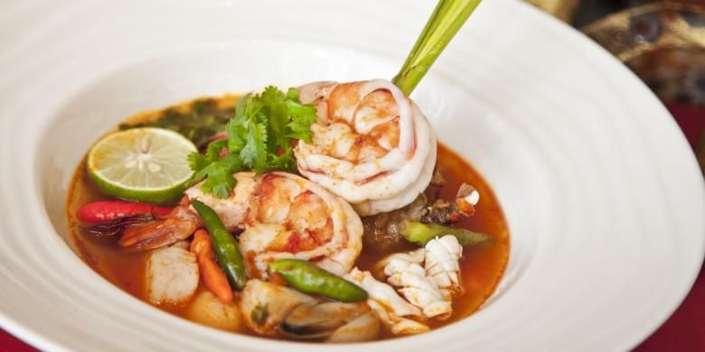 Tom Yum Kung, sup asam segar kuliner khas Thailand.