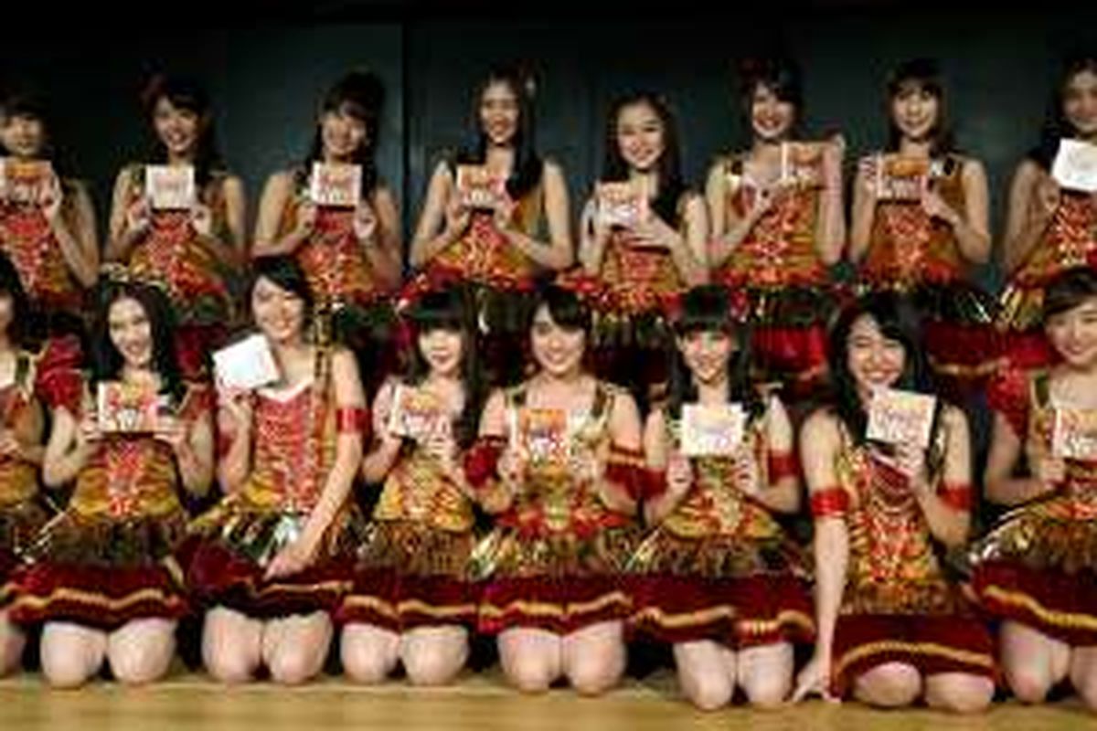 Personel grup musik JKT 48 berpose saat jumpa pers peluncuran single ke-15 di Jakarta, Rabu (21/12/2016). Single terbaru JKT 48 tersebut berjudul Saikou Kayo - Luar Biasa.