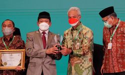 Berdayakan Masyarakat Jateng, Ganjar Dapat Penghargaan dari Baznas