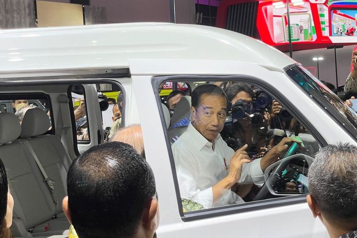 Presiden Jokowi saat mencoba Wuling Air ev di IIMS 2023.
