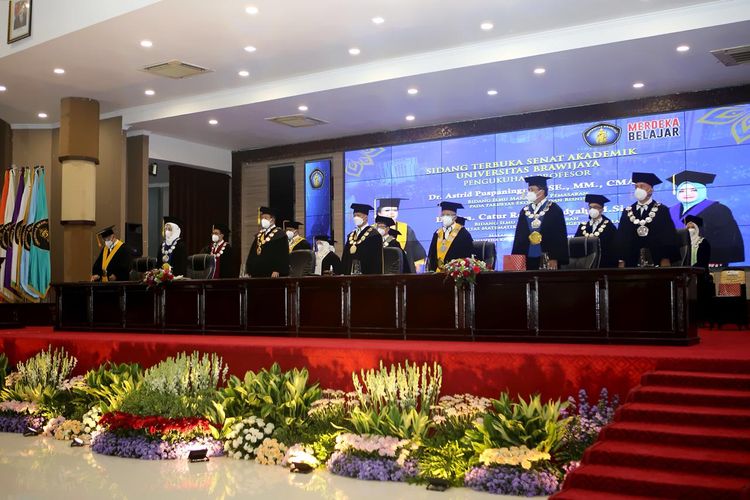 Suasana Sidang Terbuka Senat Akademik Universitas Brawijaya dalam pengukuhan dua guru besar pada Sabtu (26/2/2022). 