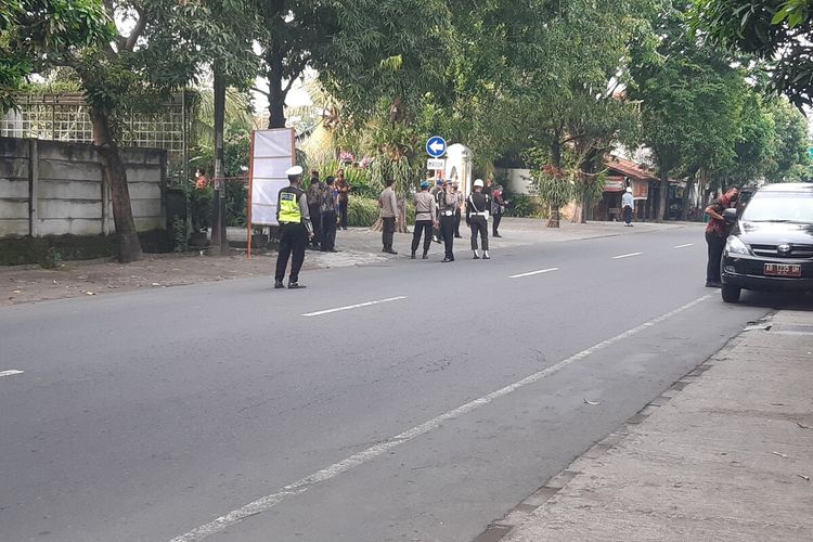 Kondisi Jalan Letjen Suprapto depan Gedung Graha Saba Buana Sumber, Banjarsari, Solo, Jawa Tengah, Kamis (26/5/2022) sudah disterilkan dari kendaraan.