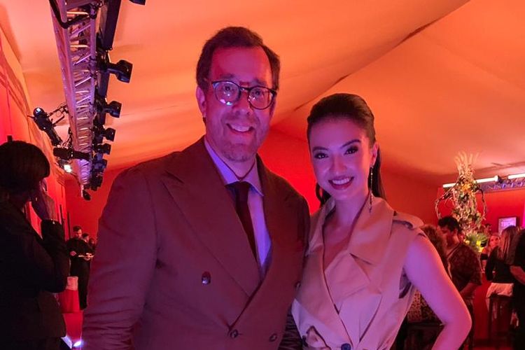 Raline Shah berfoto bersama sutradara Rob Minkoff saat menghadiri World Premiere film The Lion King di Dolby Theatre, Hollywood & Highland, California pada 9 Juli 2019 malam.