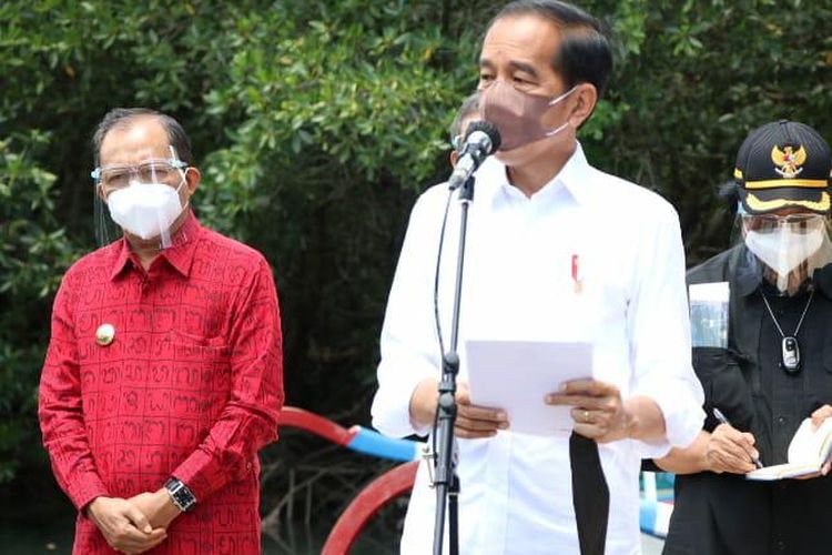  Presiden Jokowi meninjau pelaksanaan penanaman mangrove di Taman Hutan Raya Ngurah Rai didampingi oleh Gubernur Bali Wayan Koster, Jumat (8/10/2021).