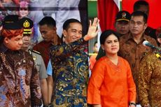 Kunjungi Aceh, Presiden Jokowi Dipakaikan 