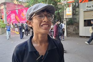Buah Perjuangan Muhammad Penjual Roti: Kembali Sekolah dan Dapat Lapak UMKM untuk Ibu