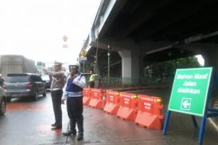 Rekayasa lalu lintas dengan menutup putaran plumpang untuk mengurangi kemacetan di jalan yos sudarso.
