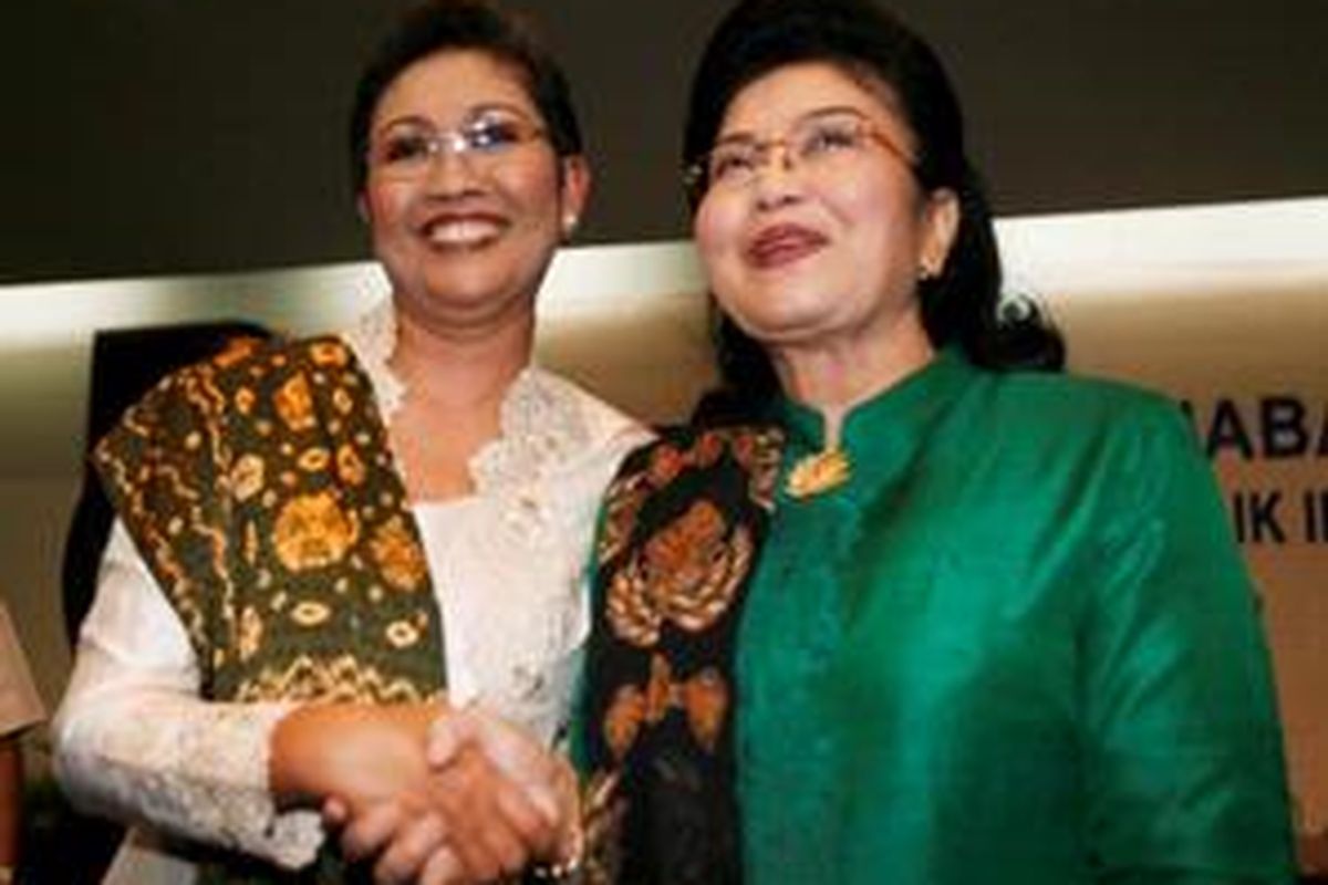 Siti Fadillah Supari (kanan) mengucapkan selamat kepada penggantinya Endang Rahayu Sedyaningsih usai acara serah terima jabatan Menteri Kesehatan di Gedung Departemen Kesehatan, Jakarta, Kamis (22/10). 