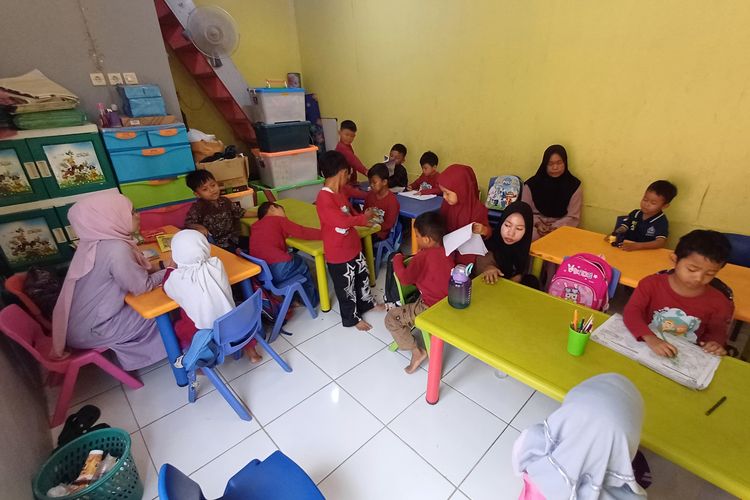 Mimpi Besar di Tengah Keterbatasan, Perjuangan Anak Pemulung Mengejar Pendidikan