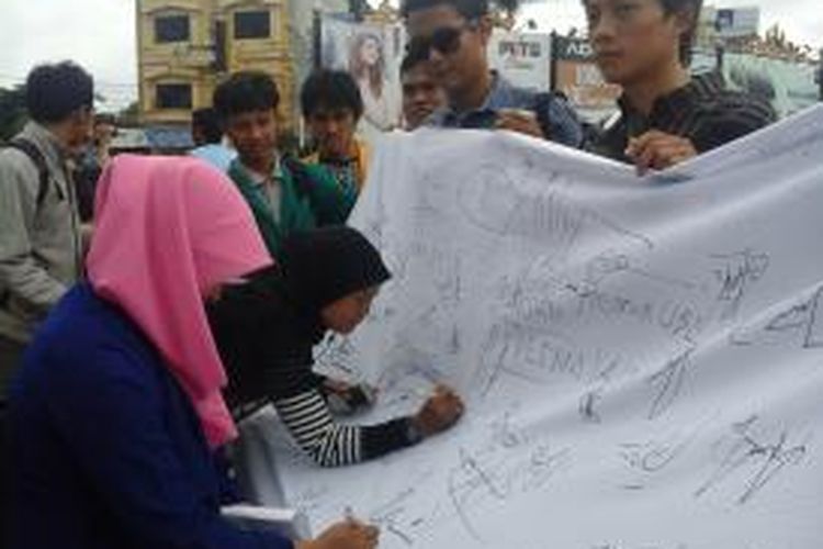  Perhimpunan Pemuda Islam Indonesia (PMII) Bandarlampung menggalang ribuan tanda tangan dari masyarakat Lampung, menolak sikap antidemokrasi, Rabu (8/1/2014).

