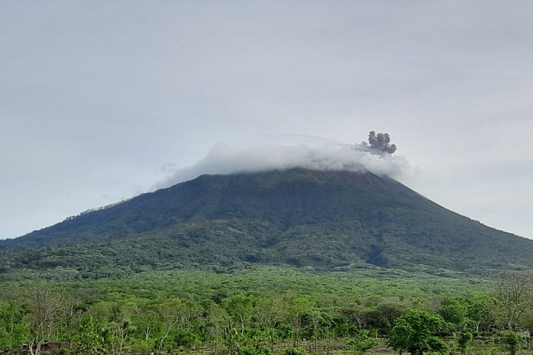 Foto : Kondisi Gunung Api Ile Lewotolok, Kabupaten Lembata, NTT, Selasa (8/12/2020).