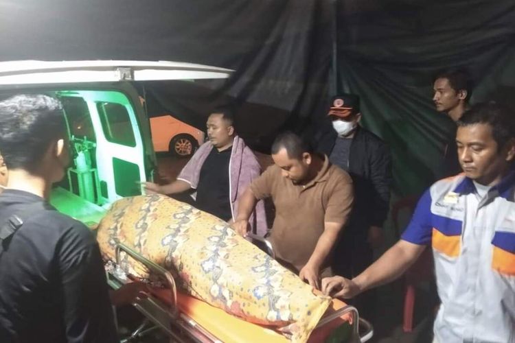 Sekda Pasaman Barat Hendra Putra melepas jenazah relawan yang meninggal dunia, Senin (28/2/2022) malam