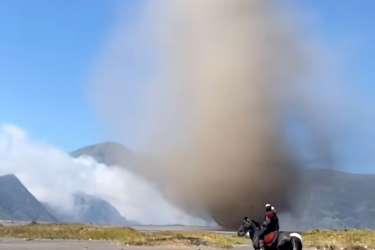 Apa Itu Dust Devil? Pusaran Debu yang Terjadi di Lautan Pasir Bromo