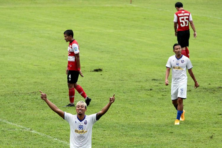 Pemain Arema FC Kushedya Hari Yudo mencetak gol keempat ke gawang Madura United saat game latihan bersama yang berakhir dengan skor 4-3 di Stadion Kanjuruhan Kabupaten Malang, Jawa Timur, Rabu (21/10/2020) sore.
