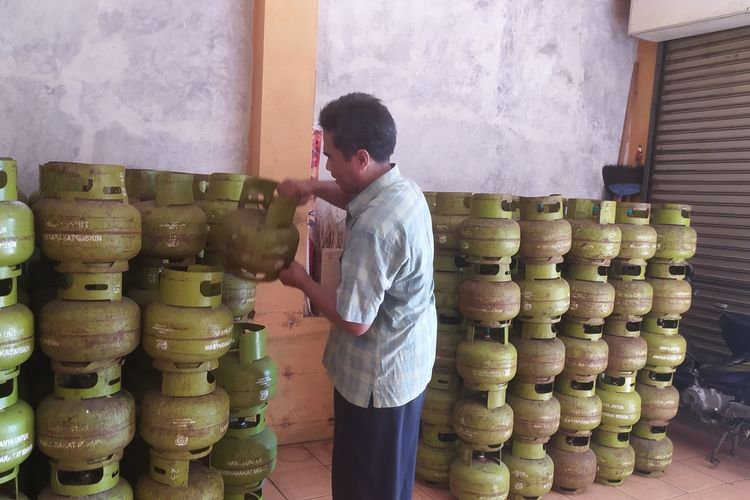 Penjual gas elpiji 3 kilogram menggunakan KTP dan My Pertamina di Kecamatan Ngaliyan, Kota Semarang