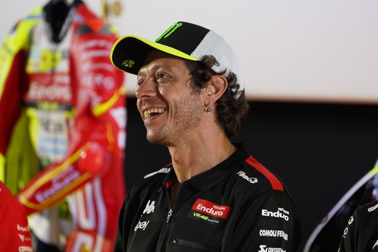 Valentino Rossi datang ke Jakarta buat meluncurkan livery khusus tim Pertamina Enduro VR46 racing team yang akan berlaga di MotoGP Mandalika 2025.
