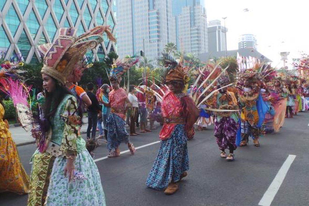 Acara Jakarnaval dimeriahkan berbagai pertunjukan seni dan parade pameran mobil hias. Acara dilangsungkan mulai kawasan Monas hingga Bundaran HI. Minggu (22/6/2014).