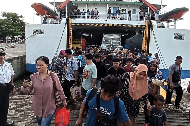 Pemudik asal Kalimantan, yang tiba di pelabuhan Kendal Jawa Tengah pada Selasa (9/4/2024).