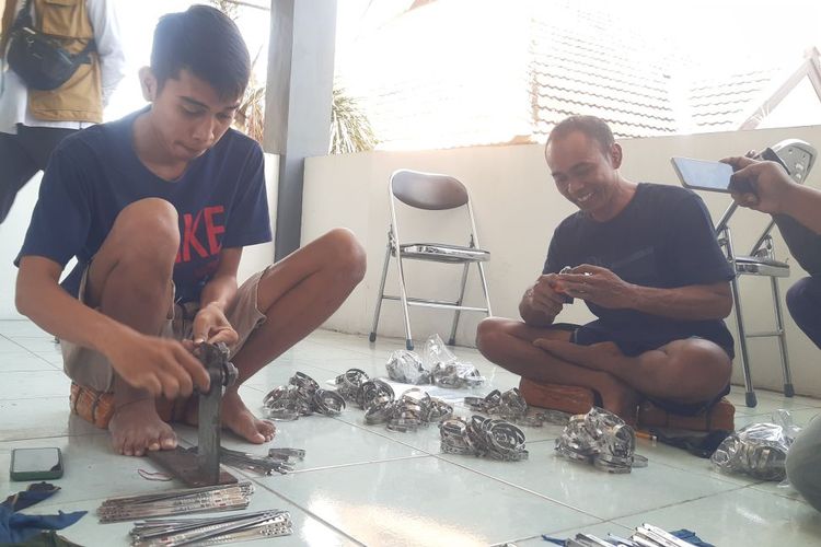 Cerita Nur Rohim, 21 Tahun Bikin Gelang Identitas Calon Jemaah Haji 