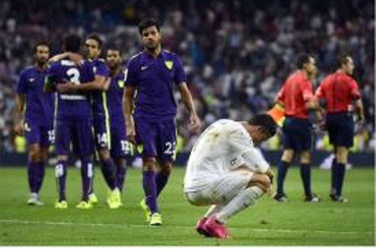 Penyerang Real Madrid Cristiano Ronaldo tampak lesu dan duduk usai pertandingan melawan Malaga pada pekan keenam La Liga di Santiago Bernabeu, Sabtu (26/9/2015). Kedua tim bermain imbang 0-0.