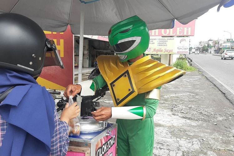 Juwanso mengenakan kostum hero power rangers saat melayani pembeli di lokasi jualanya Jalan Magelang km 13,5 Murangan, Kabupaten Sleman